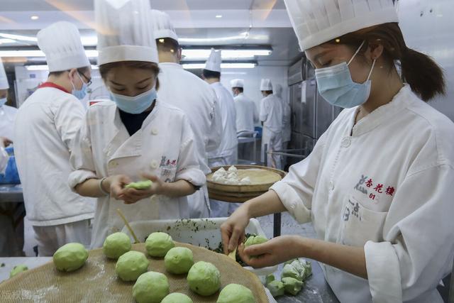 保姆级别的青团教程，碧绿不塌陷软糯不黏牙，学会了比买的好吃了