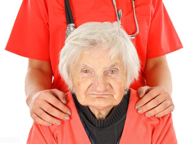 80歲王奶奶癌癥晚期手術需50萬，兒子說放棄，4個女兒卻不同意