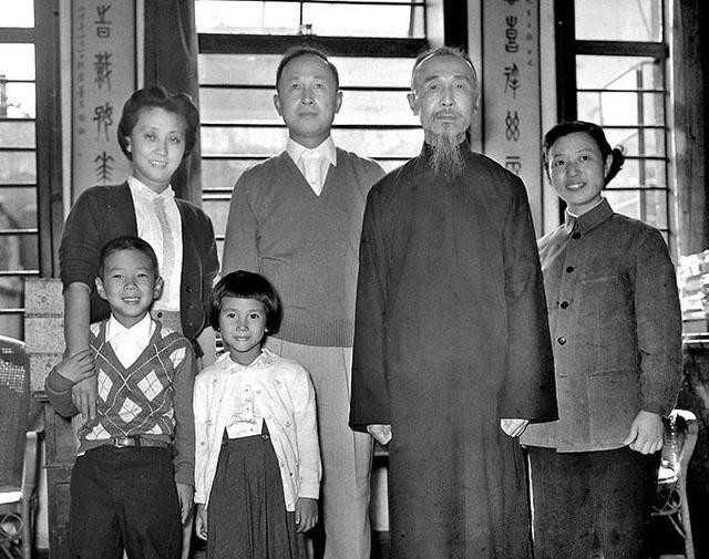 国家对钱学森有多重视？周总理为他两次破例，逝后三军仪仗队抬棺