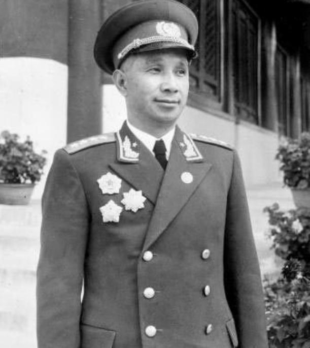 林彪列4点原因反对援朝，毛主席坚持出兵，蒋介石：没人打得过他