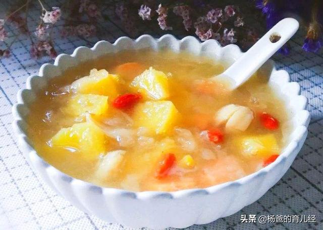 甜香味美的凤梨银耳羹，汤汁浓稠，营养又解馋，家中孩子特别爱吃