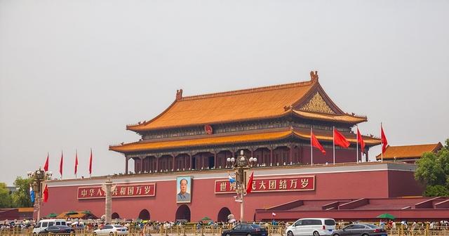 天安门城楼上，先后挂过12个人的画像，除了毛主席外，还有谁？