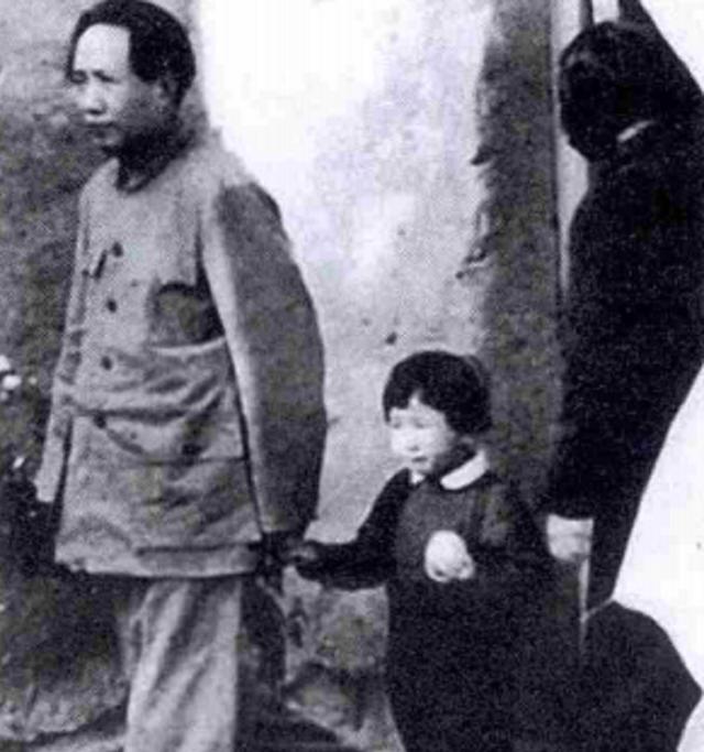 1972年李讷离婚，毛主席得知原因后落泪：讷娃的婚事太草率了