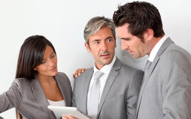 已婚男领导喜欢你又避嫌的表现，已婚男领导喜欢你又避嫌的表现是什么