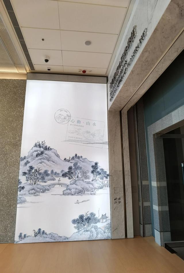 去香港藝術館，居然可以坐在藝術品上看海、看雲、看船？
