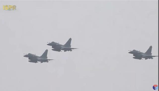 歼-10双喜临门，“生日”当天参加巴铁阅兵式，真是我国的争气机