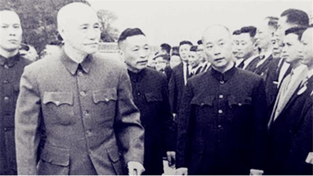 1938年秘书给毛主席点了一根烟，主席随后将他调离：这个人有问题