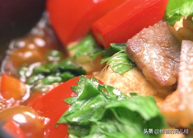 五花肉这样吃太美味，搭配芹菜和豆腐，营养又解馋，孩子特爱吃