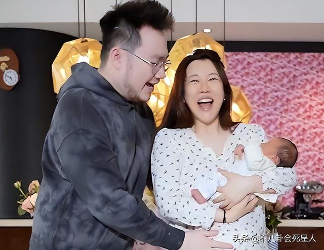 巴图晒全家福，大儿子像宋丹丹，老二像妈妈，网友：摆脱英达基因