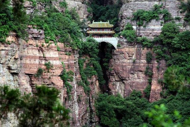 河北蒼巖山上藏著一神奇建築,懸空建在峭壁邊,異常穩定堅固