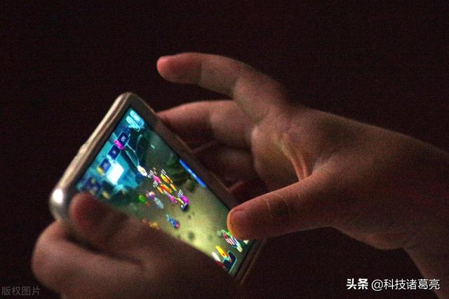 年轻人为什么不愿意换手机？得买个配置高的，赚钱不易！物尽其用