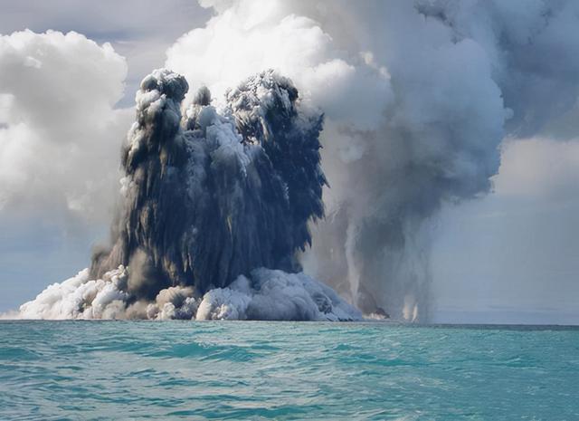 海底火山爆发的原因（海底火山爆发图片）