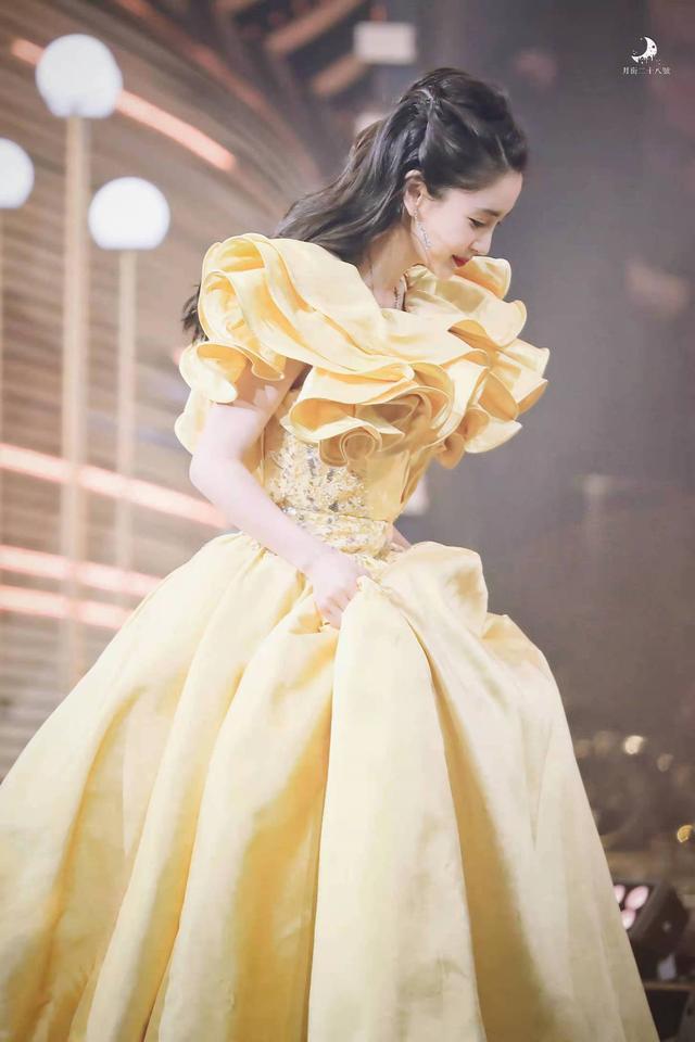 女明星的公主裙(女明星穿公主裙)-天晟网