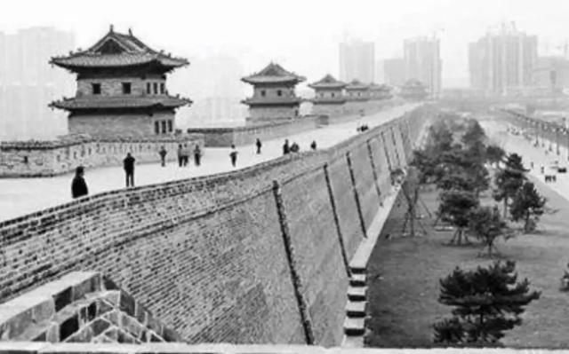 郭沫若坚持拆掉北京古城墙，林徽因反对撂狠话，多年后完全说中