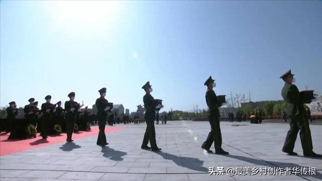 现场：礼兵起灵护送150名烈士迁葬