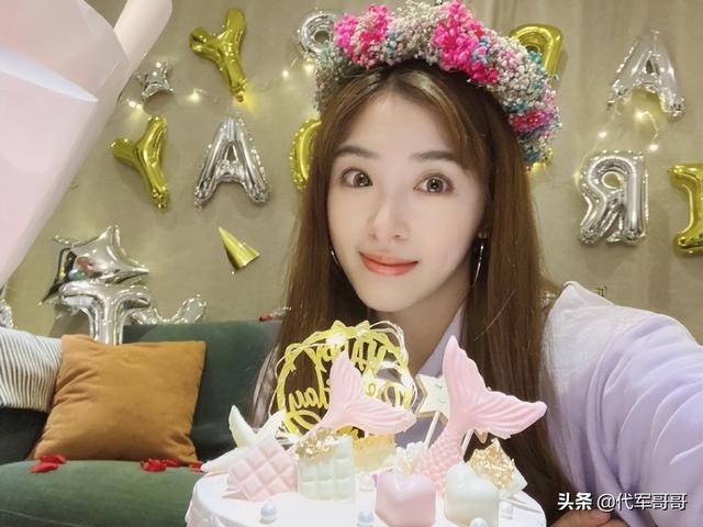 她15岁凭一首歌成名，事业受挫后抑郁爆肥，如今33岁美成这样？