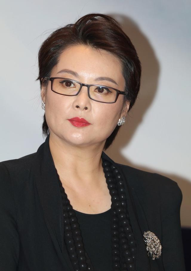 袁立是不是有点精神(袁立的现任老公是农村的吗)-星座梦城