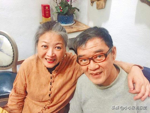 老戏骨李立群的隔离生活，与妻子照片，头发花白互相依偎恩爱十足