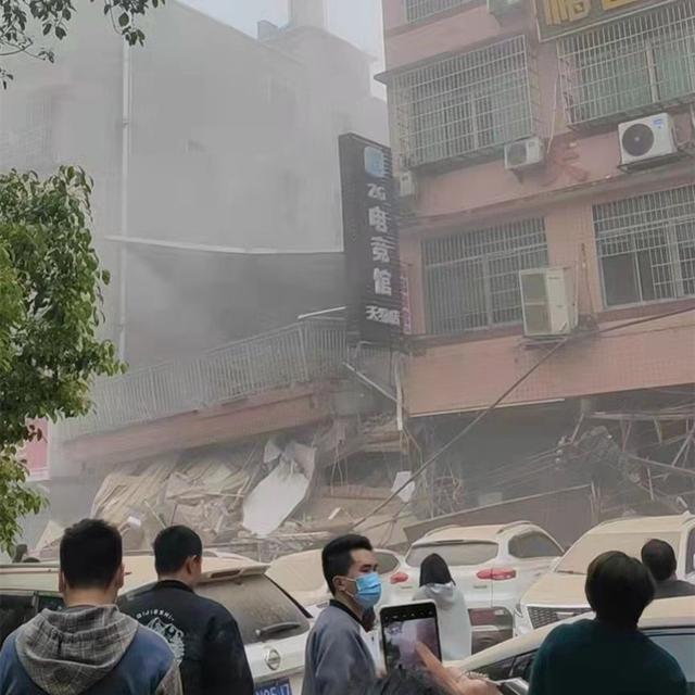 长沙一自建房垮塌，现场灰尘弥漫，有人被困，自建房真的安全吗