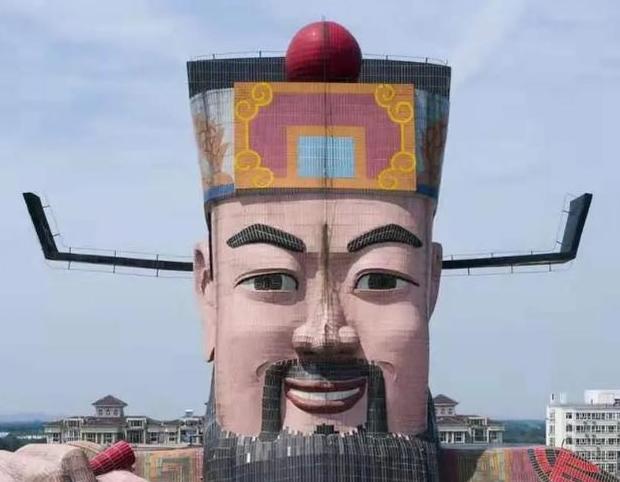 三河一大型酒店，造型爲人形福祿壽，被評爲中國最醜建築