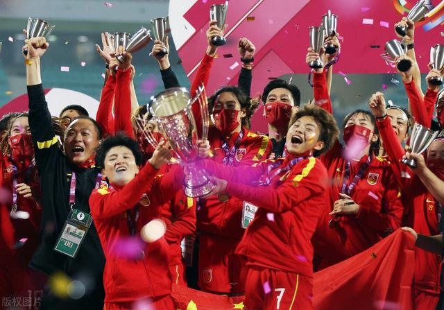 韩端评女足3-2翻盘夺冠：水庆霞是真战术大师！19号小将扭转乾坤