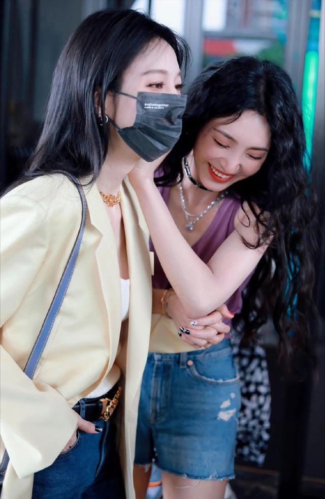 美艳姐妹花！王紫璇、张俪手牵手互动，后一位没露腿居然也没有输