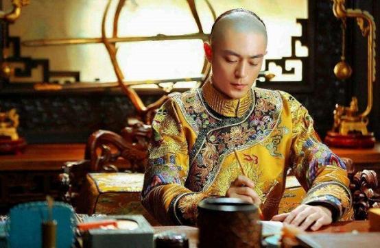 康熙第一次见到孙子乾隆时，到底发现了什么？为什么惊得放下酒杯