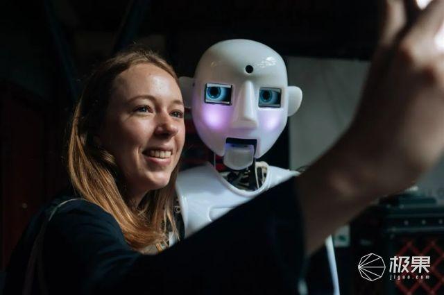 老外造人形机器人！表情生动堪比人类，微微一笑吓坏网友
