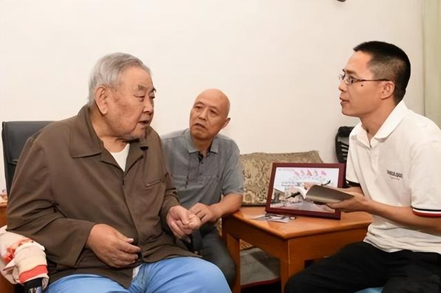 老人隐瞒身份61年，连妻女都不知晓，直到女婿用“组织”一词诈他