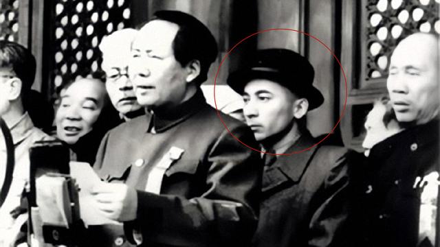 开国大典上，毛主席的身后站着一位头戴黑帽的男子，此人是谁？