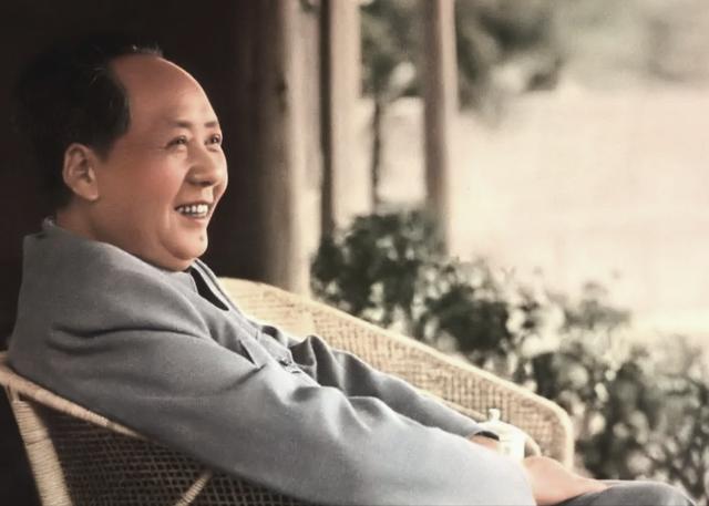 1958年毛主席到山东考察，笑着对一名干部说：小鬼，官不小嘛