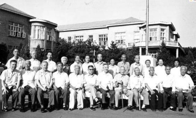 1941年毛主席遇刺，刺客将木棒狠狠抡向主席后脑，蒋泽民挥臂挡住