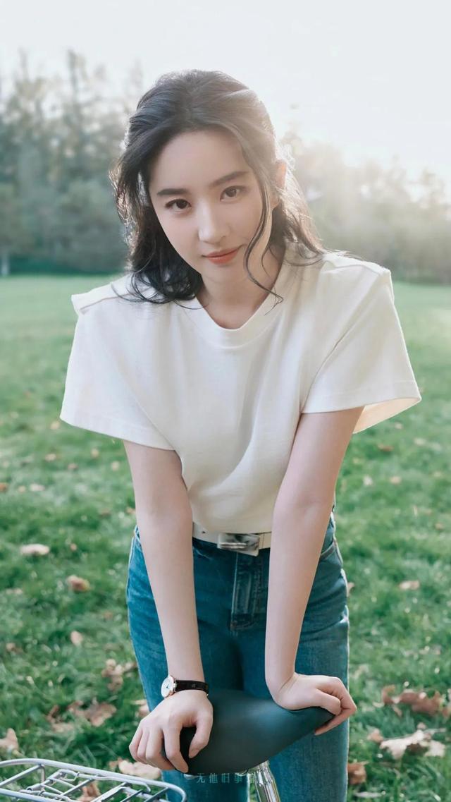 林青霞下巴美人沟,陈红圆中带方,都是顶级美女的标志