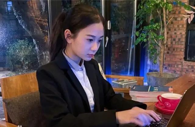 小学毕业的“女董事长”，23岁身家高达78亿，人生履历全靠编