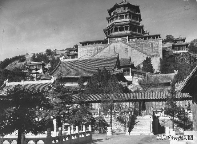 1946年的紫禁城外停滿了汽車，太和殿上放著袁世凱的西洋寶座