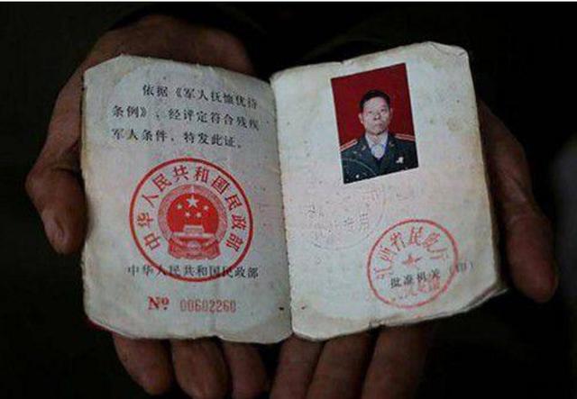2007年江西老兵给战友扫墓，意外发现自己的墓碑，领导高度重视