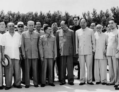 1957年毛泽东率团访苏，赫鲁晓夫问这小个子是谁，邓小平机智回答