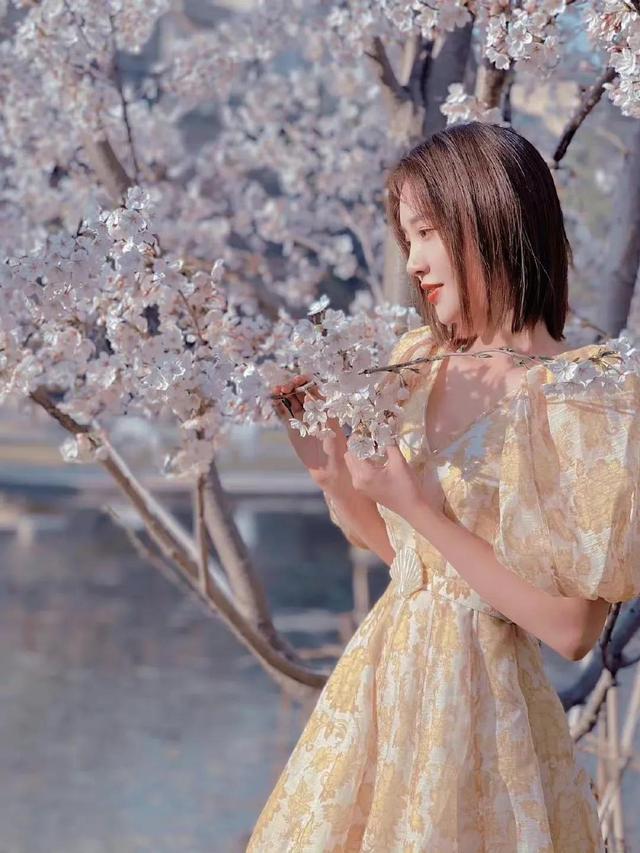 唐艺昕身穿鹅黄色连衣裙笑意盈盈，春日户外随拍真的美到心坎里了