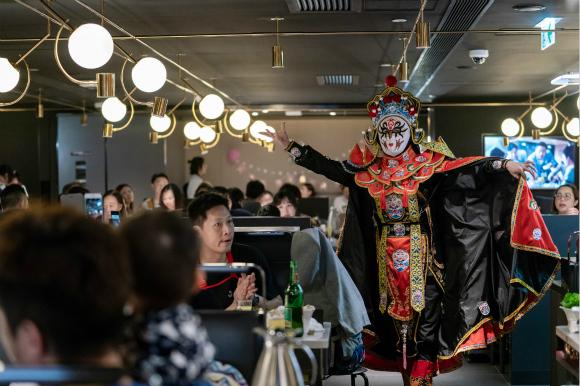 血亏45亿，集体关店！比星巴克更惨的餐饮巨头，输急了眼