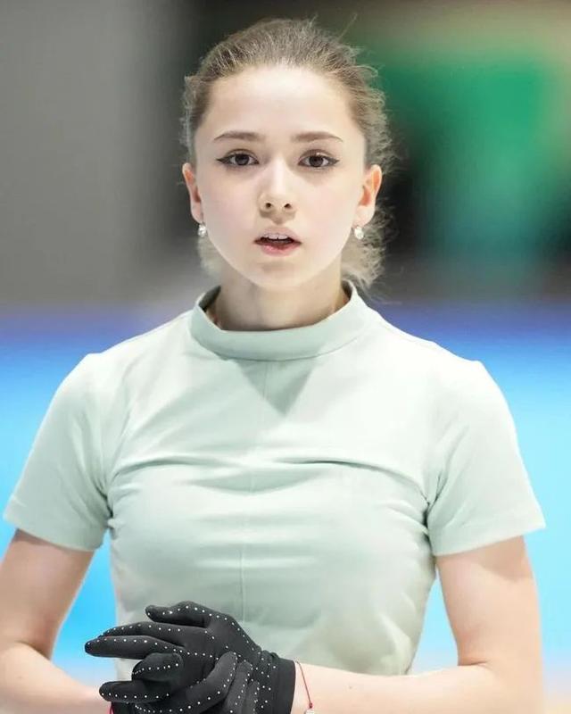冬奥会开始12天，这10个“冰美人”屡成焦点，有人获评：冰舞神颜