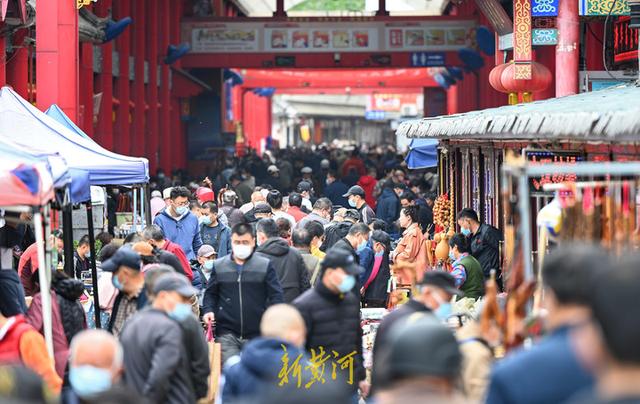 济南英雄山文化市场恢复开放，市民开启逛地摊模式