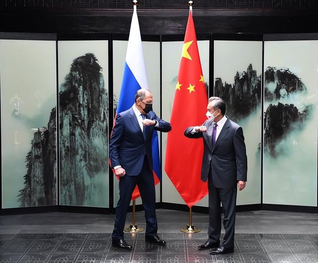 中俄外长会面后，中国强势发声，俄乌冲突之下，中美俄首次当面谈