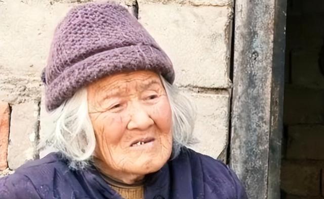 陕西九旬老妇一生拒上户口，临终前拿出一张旧照，揭开真实身份