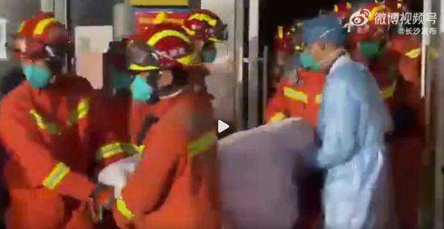长沙塌楼近88小时后第9名被困者救出，女生双腿埋压79小时获救，放弃截肢方案尽最大限度保护，救援难度极大