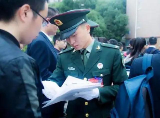 直招军官来了，不过大部分大学生是不够格的，被直接拦在门外