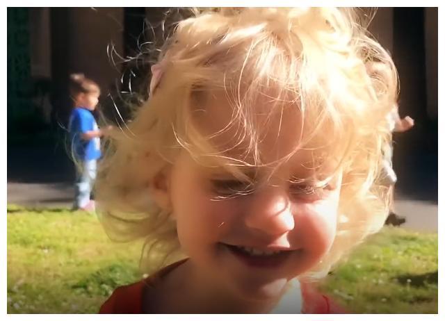 26周早产儿，出生不到1斤只有巴掌大，奇迹生还长成大美人