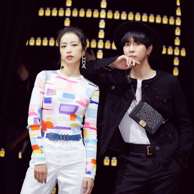 一次,井柏然被拍和一名女子同时现身机场,网友猜测此人正是周雨彤.