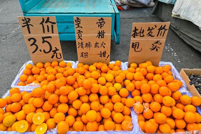 这个早市接地气！水果品种多特便宜，旁边还有特大市场，啥啥都有11