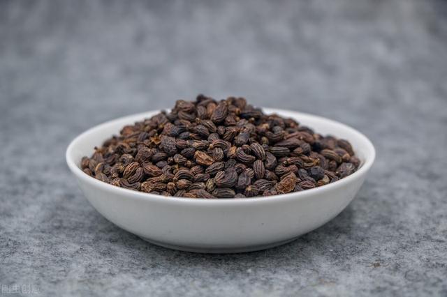 看似简单的白发，其实是身体“蓄谋已久”。两味中药，补虚又乌发