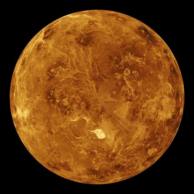 美苏两国发射的探测器所拍摄到的金星照片